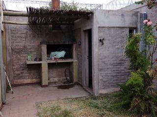 Foto 2 de ALQUILER-CASA 4 DORMITORIOS CON COCHERA-BARRIO MUNICIPAL-LAS HERAS