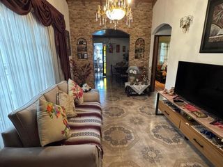 Foto 4 de Hermosa Casa con Parque y Quincho en Banfield