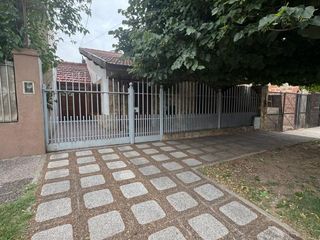 Foto 1 de Hermosa Casa con Parque y Quincho en Banfield