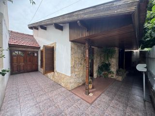 Foto 2 de Hermosa Casa con Parque y Quincho en Banfield