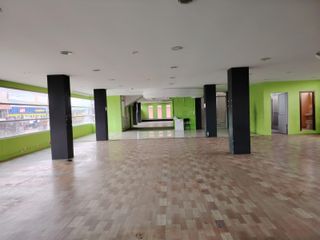 Foto 1 de Local Comercial en  ALQUILER - 450m2 - en avenida principal