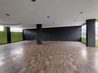 Foto 7 de Local Comercial en  ALQUILER - 450m2 - en avenida principal
