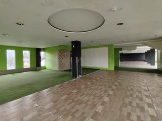 Foto 4 de Local Comercial en  ALQUILER - 450m2 - en avenida principal