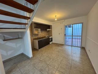 Foto 5 de Buen Chalet/Duplex de 3 amb. en alquiler en Carapachay!!