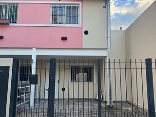Foto 1 de Buen Chalet/Duplex de 3 amb. en alquiler en Carapachay!!