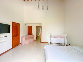 Foto 3 de Exclusiva Casa de 3 Niveles en el Corazón de El Poblado