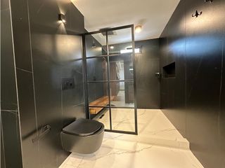 Foto 2 de Exclusiva Casa de 3 Niveles en el Corazón de El Poblado