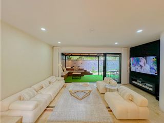 Foto 8 de Exclusiva Casa de 3 Niveles en el Corazón de El Poblado