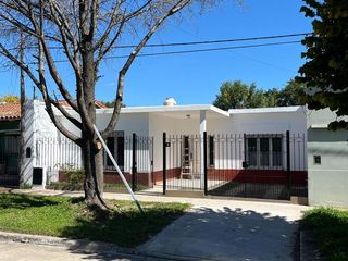 Foto 1 de Casa en venta - 3 Dormitorios 1 Baño - Cochera - 300Mts2 - Ringuelet