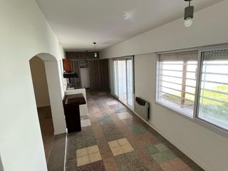 Foto 8 de Casa en venta - 3 Dormitorios 1 Baño - Cochera - 300Mts2 - Ringuelet