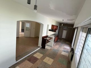 Foto 3 de Casa en venta - 3 Dormitorios 1 Baño - Cochera - 300Mts2 - Ringuelet