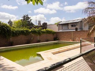 Foto 1 de Casa con amplio parque y pileta en venta - Gonnet