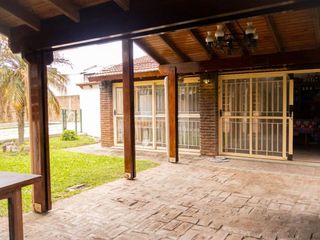 Foto 7 de Casa con amplio parque y pileta en venta - Gonnet
