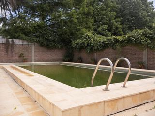 Foto 3 de Casa con amplio parque y pileta en venta - Gonnet