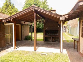 Foto 6 de Casa con amplio parque y pileta en venta - Gonnet