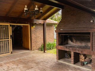 Foto 8 de Casa con amplio parque y pileta en venta - Gonnet