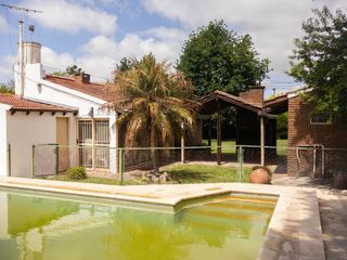 Foto 2 de Casa con amplio parque y pileta en venta - Gonnet