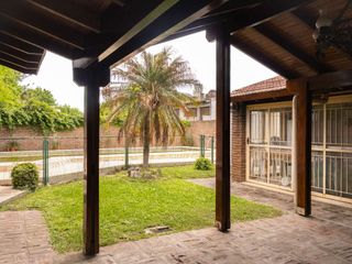 Foto 5 de Casa con amplio parque y pileta en venta - Gonnet