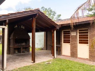 Foto 13 de Casa con amplio parque y pileta en venta - Gonnet