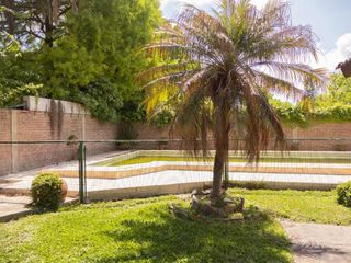 Foto 4 de Casa con amplio parque y pileta en venta - Gonnet