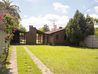 Foto 22 de Casa con amplio parque y pileta en venta - Gonnet