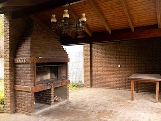 Foto 9 de Casa con amplio parque y pileta en venta - Gonnet