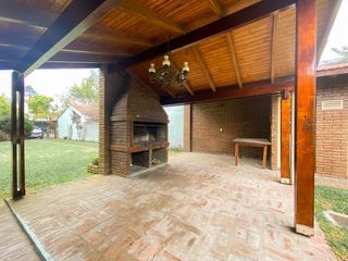 Foto 12 de Casa con amplio parque y pileta en venta - Gonnet