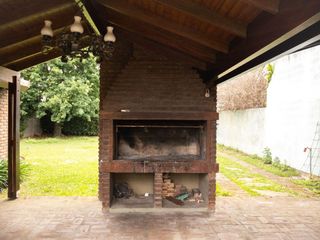 Foto 10 de Casa con amplio parque y pileta en venta - Gonnet