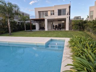 Foto 5 de Moderna casa al Lago en Venta en Los Castaños - Nordelta