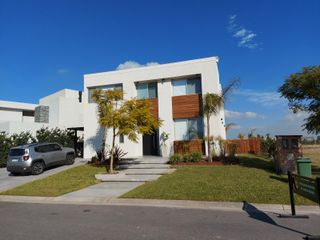 Foto 1 de Moderna casa al Lago en Venta en Los Castaños - Nordelta