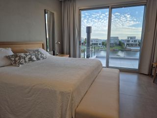 Foto 19 de Moderna casa al Lago en Venta en Los Castaños - Nordelta