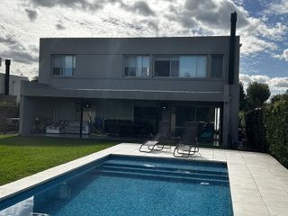 Foto 5 de Venta Casa Pilar del Este, Barrio Santa Guadalupe lote 402, Pilar