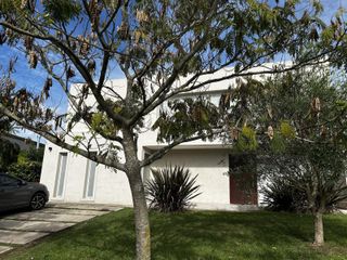 Foto 1 de Venta Casa Pilar del Este, Barrio Santa Guadalupe lote 402, Pilar