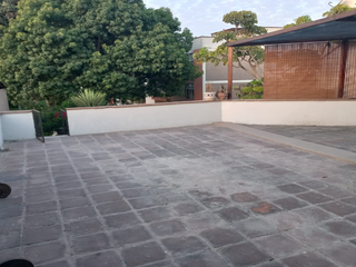 VENTA DE AMPLIA CASA CON FONDO A PARQUE