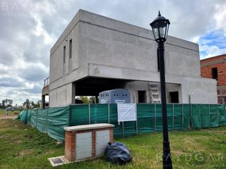 Foto 1 de Venta - Casa en Barrio Santa Sofia - Pilar del Este