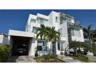 Foto 3 de CASA DE LUJO AMOBLADA FRENTE AL MAR EN CIUDAD DEL MAR - MANTA