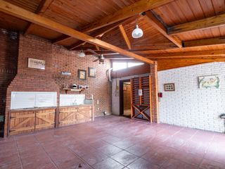 Foto 31 de VENTA CASA CON PILETA CUATRO DORMITORIOS EN FUNES