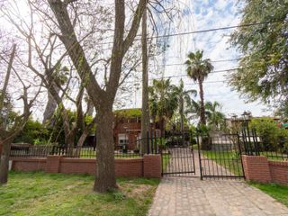 Foto 2 de VENTA CASA CON PILETA CUATRO DORMITORIOS EN FUNES