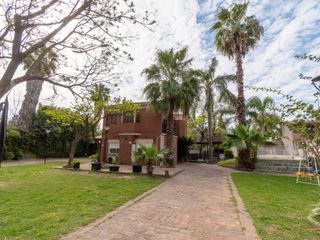 Foto 4 de VENTA CASA CON PILETA CUATRO DORMITORIOS EN FUNES