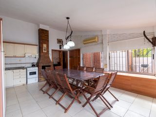 Foto 16 de VENTA CASA CON PILETA CUATRO DORMITORIOS EN FUNES