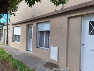 Foto 2 de VENTA DE CASA C/ LOTE A 2 CDRAS AV. VILLA ROSAS