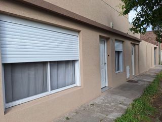 Foto 1 de VENTA DE CASA C/ LOTE A 2 CDRAS AV. VILLA ROSAS