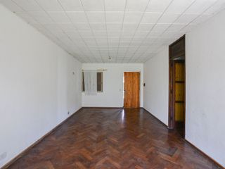 Foto 4 de CASA VENTA BARRIO JARDIN 3 DORMITORIOS APTO BANCO
