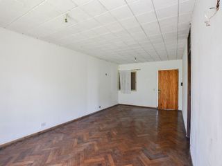 Foto 5 de CASA VENTA BARRIO JARDIN 3 DORMITORIOS APTO BANCO
