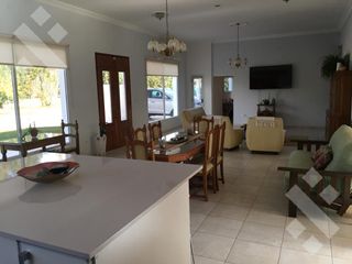 Foto 3 de En Venta, Casa de 4 Dormitorios en Comahue Golf Club.
