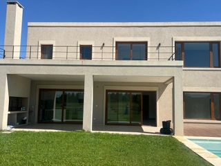 Foto 1 de VENTA CASA DE 7 AMB. EN EL COUNTRY LA PROVIDENCIA CANNING
