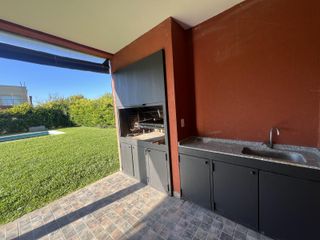 Foto 2 de Casa en alquiler en barrio Santa Guadalupe Pilar del Este