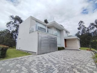 Foto 2 de Renta de Casa Amoblada con diseño Moderno-Minimalista con piscina, Sector Intervalles