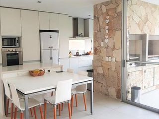 Foto 7 de aLQUILER SUPER DISEÑO, Pileta Climatizada.- Mensual
