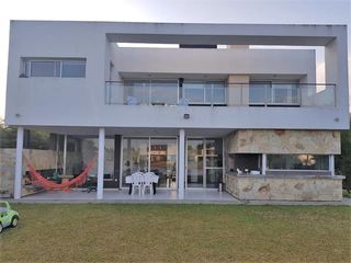 Foto 25 de alquiler CASA de SUPER DISEÑO, Pileta Climatizada.- Mensual